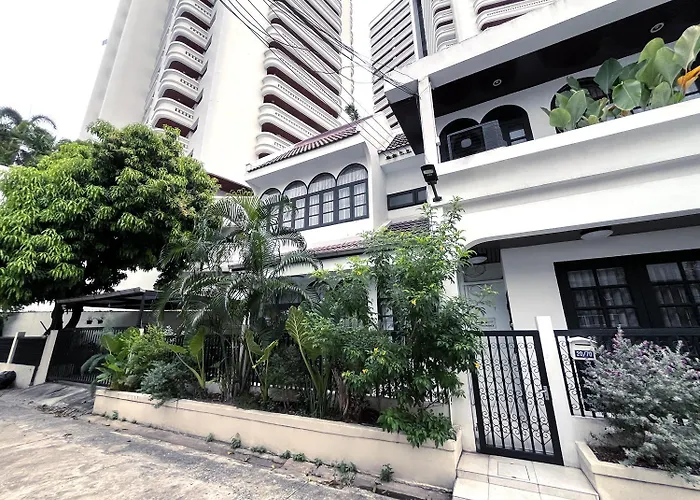 Дом отдыха Single House 4br Parking And Kitchen In Sukhumvit49-1 Бангкок
